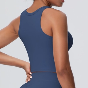 Details des dunkelblauen Racerback-Sport-BHs mit ergonomischen Nähten und Halt