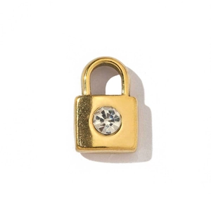 Gros plan du pendentif cadenas doré avec un zircon clair central sur fond blanc