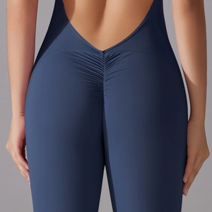 Détail d'une combinaison de yoga bleu marine avec dos nu et effet froncé aux fessiers