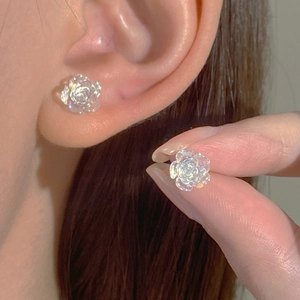 Boucles d'oreilles roses en résine irisée avec design floral translucide effet aurore