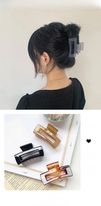 Détail de grandes pinces à cheveux minimalistes en diverses couleurs sur un modèle