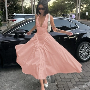 Detailansicht des rosa Satin-Neckholderkleids mit tiefem V-Ausschnitt und Taillenplissee