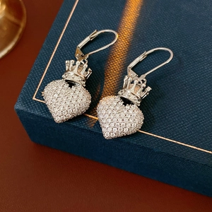 Vue détaillée des boucles d'oreilles cœur et couronne en argent serties de zircons