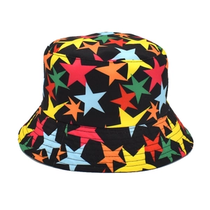 Détail d'un chapeau bob noir avec motifs d'étoiles colorées en toile de coton