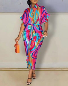 Détail d'une robe longue à imprimé géométrique avec col chemise et ceinture à nouer