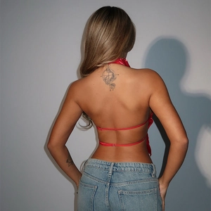 Haut dos nu satiné rouge brillant avec col licou et jean bleu, vue de dos de l'article