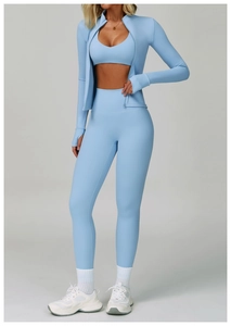 Completo yoga 3 pezzi celeste con reggiseno sportivo, leggings a vita alta e giacca con zip