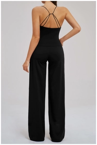 Vue arrière d'un ensemble sport noir avec débardeur dos croisé et pantalon large fluide