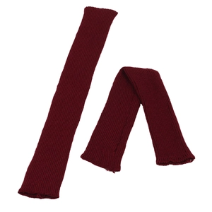 Detailansicht der weinroten Rippstrick-Struktur langer fingerloser Armstulpen für Damen