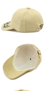 Detail der hellbeigen Stroh-Baseballkappe mit ROSE-Stickerei und Metallschnalle
