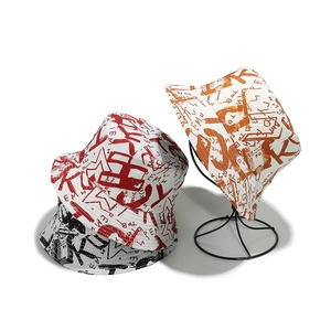 Cappello da pescatore reversibile con stampa graffiti estiva in rosso, nero e arancione