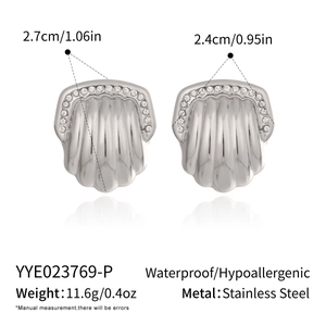 Detailed size and weight view of silver shell-shaped stainless steel earrings with crystals