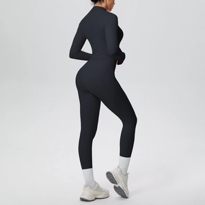 Vista laterale del set fitness nero con giacca a maniche lunghe e leggings a vita alta