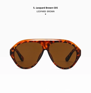 Gros plan détaillé de lunettes aviateur léopard avec verres marron sur fond blanc