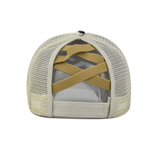 Vue détaillée de la conception élastique croisée et fermeture velcro sur casquette queue de cheval