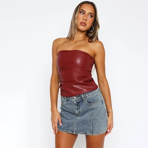Détail d'un haut bustier en similicuir bordeaux avec plis et design dos nu ajusté