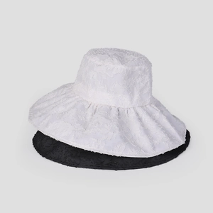 Detailansicht von Sonnenhüten mit floraler Jacquard-Textur und gewelltem Spitzenrand