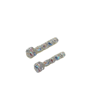 Fermagli per capelli in metallo con cristalli iridescenti e strass colorati su sfondo bianco