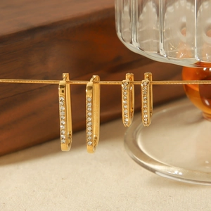 Orecchini a U geometrici placcati oro 18K con zirconi bianchi in due diverse misure
