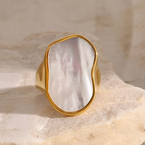 Irregular 18K gold-plated stainless steel ring with white shell on natural stone