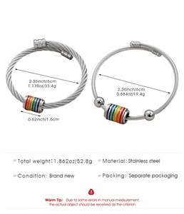 Detalle de brazaletes de acero inoxidable trenzado con cuentas de arco iris