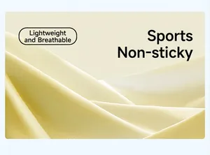 Gros plan sur un tissu sport jaune pâle respirant avec texture à rayures diagonales