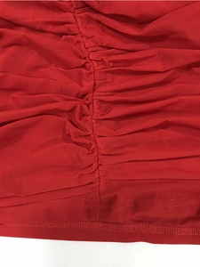 Detailansicht aus rotem Netzstoff mit eleganter Raffung und Nähten der Korsett-Stäbchen