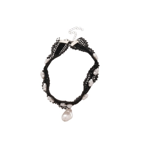Collier ras de cou en dentelle noire avec perles baroques et pendentif en croix