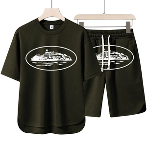 Set da uomo due pezzi con t-shirt a maniche corte e pantaloncini color verde scuro