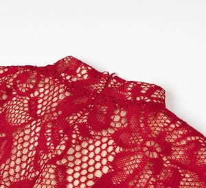 Détail de la texture en dentelle rouge et fermeture éclair invisible de la robe