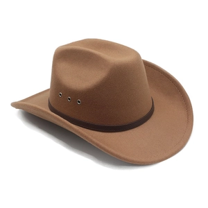 Dettaglio di cappello cowboy marrone con fori di ventilazione e cinturino decorativo in pelle