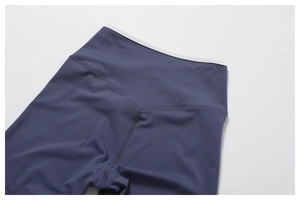 Detail der High Waist Yoga-Shorts mit V-Naht hinten und weißem Rand in Dunkelgraublau