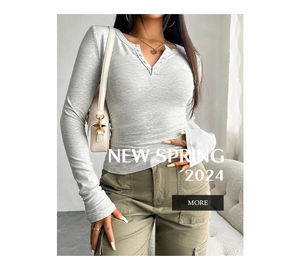 Détail d'un t-shirt henley cintré à manches longues avec col en V boutonné gris clair