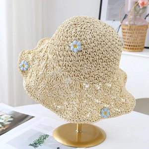 Chapeau de soleil élégant en paille beige avec broderie florale et large bord ondulé