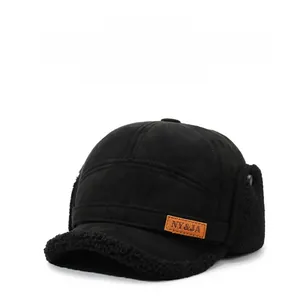 Detailopname van zwarte winterpet met pluche oorflappen en beschermende voering