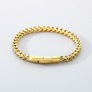 Dettaglio di bracciale in acciaio inossidabile dorato da 6mm con maglia a spiga e chiusura