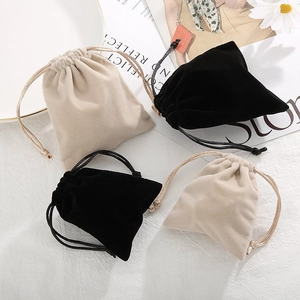 Minimalistische Schmuckbeutel aus Samt in Schwarz und Beige für elegante Geschenkverpackung