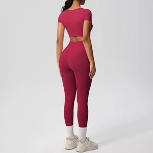 Détail d'un ensemble de sport legging taille haute et haut court bordeaux avec effet galbant