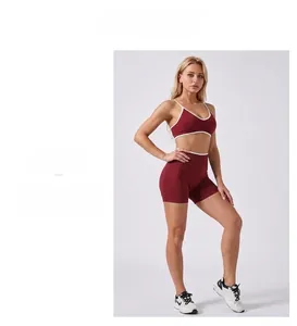Details des burgunderroten Yoga-Sets mit Kontrastpaspeln und Rippstrick-Struktur