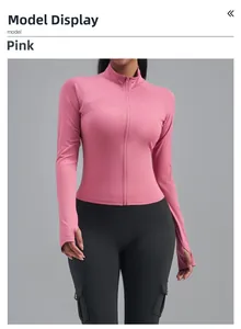 Détail de la veste de sport rose poudré avec col montant et fentes pour les pouces