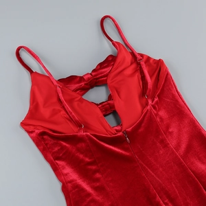 Détail de la robe en velours rouge montrant le nœud élégant et le zip invisible