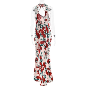 Dettaglio del design con scollatura all'americana sul vestito rosa a fiori con rose rosse
