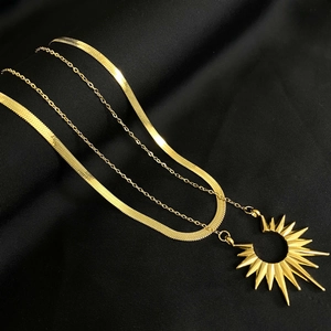 Luxurious double-layer 18K gold-plated snake chain necklace with starburst pendant