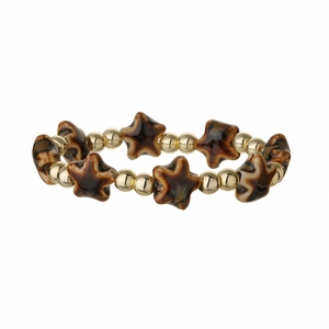 Bracelet bohème en perles d'étoile en céramique et billes de cuivre dorées sur fond blanc