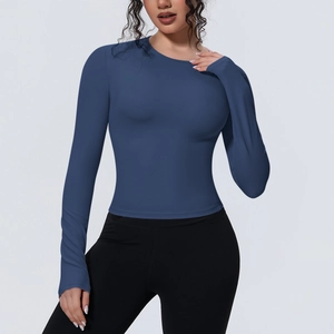 Détail d'un t-shirt de yoga à manches longues bleu foncé avec un tissu respirant extensible