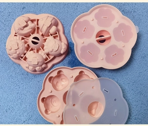 Dettaglio dello stampo in silicone rosa per neonati con marchio senza BPA e animali