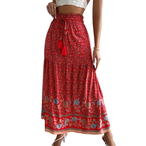 Jupe longue bohème à fleurs taille haute avec cordon à pompons et imprimé rouge