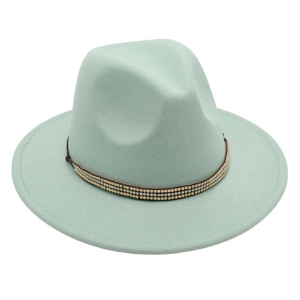 Détail du chapeau fedora vert menthe avec un ruban de perles dorées et argentées