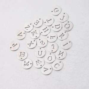 Vue détaillée de 26 pendentifs alphabet de A à Z en acier inoxydable poli brillant