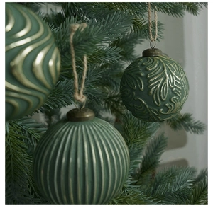 Detail of 8cm dark green Christmas balls with golden embossed patterns and hemp ropes